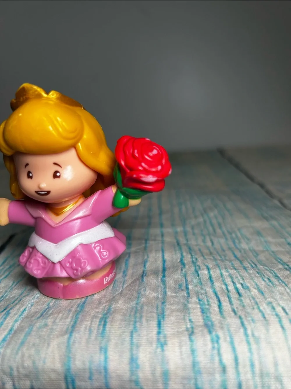 Fisher Price Little People Disney Princess Aurora Red Flowers toy neck Red Rose